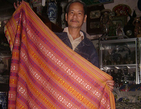 Ông[-]Thanh[-]và[-]bức[-]xà[-]rông[-]của[-]vua[-]Chăm.